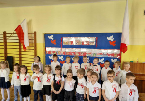 Dzieci z gr 3 recytują wiersz