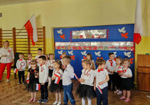 Dzieci z gr 2 uczestniczą w uroczystości z okazji Dnia Niepodległości