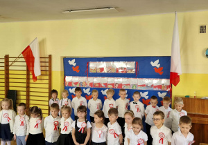 Dzieci z gr 3 uczestniczą w uroczystości z okazji Dnia Niepodległości