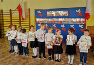 Dzieci z gr 4 recytują wiersz i pokazują obrazki