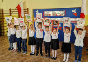 Dzieci z gr 4 unoszą w górę obrazki