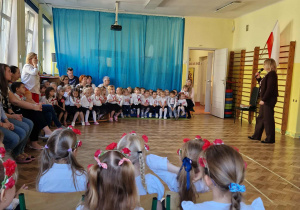 Pani dyrektor przemawia do dzieci