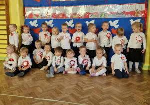 Dzieci z gr 1 pozują na tle dekoracji