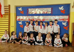 Dzieci z gr 2 pozują do zdjęcia na tle dekoracji