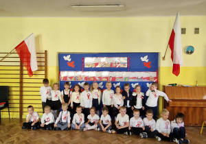 Dzieci z gr 3 pozują do zdjęcia na tle dekoracji