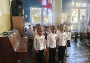 Dzieci z gr 3 śpiewaja hymn