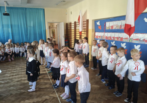 Dzieci z gr 3 przygotowują się do występu