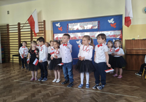 Dzieci z gr 2 recytują wiersz