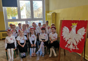 Dzieci z gr 4 w oczekiwaniu na występ