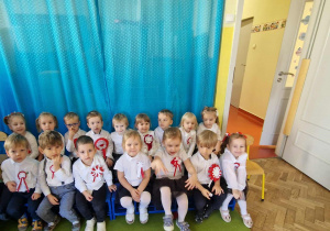 Dzieci z gr 1 w oczekiwaniu na występ
