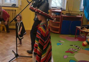 Chłopiec w przebraniu prezentuje się dzieciom