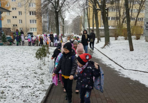 Dzieci w drodze do szkoły