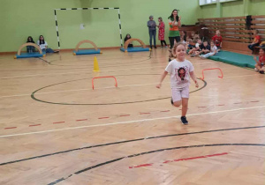 Dziewczynka wykonuje zadanie sportowe