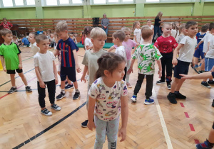 Dzieci przygotowują się do rozgrzewki