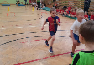 Dzieci wykonują zadania sportowe