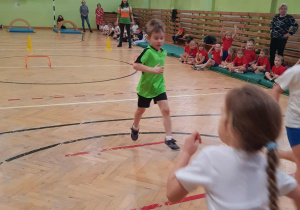Dzieci wykonują zadania sportowe