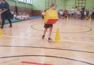 Chłopiec wykonuje zadanie sportowe