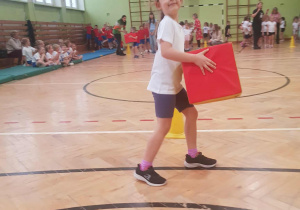 Dziwczynka wykonuje zadanie sportowe