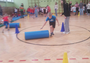 Chłopiec wykonuje zadanie sportowe