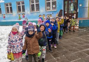 Dzieci w drodze do szkoły