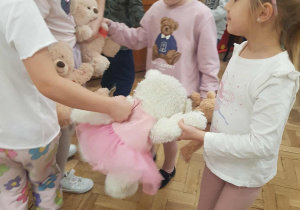 Dzieci tańczą z pluszowymi misiami