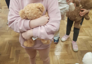 Dziewczynka przytula swojego misia