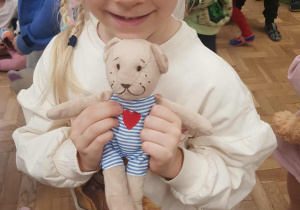 Dziewczynka przytula swojego misia