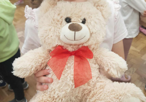 Dziewczynka przytula swojego misia