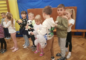 Dzieci przytulają swoje misie