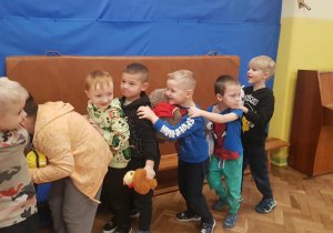 Dzieci tworząpociąg z misiami