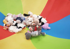 Misie leżą na chuście animacyjnej