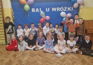 Dzieci z gr 4 pozują do zdjęcia