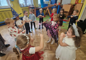 Dzieci tańczą w kole