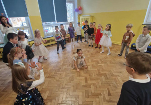 Dzieci tańczą w kole