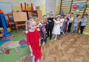Dzieci tworzą pociąg i poruszają się w rytm muzyki