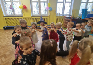 Dzieci tworzą pociąg i poruszają się w rytm muzyki