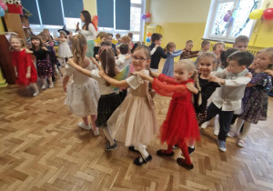 Dzieci tworzą pociąg i poruszają się w rytm muzyki