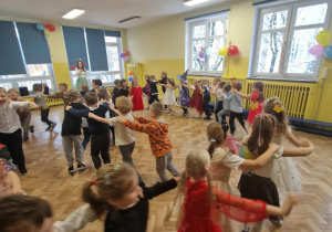 Dzieci tworzą pociąg i poruszają się w rytm muzyki