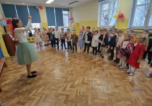 Dzieci uczestniczą w zabawie