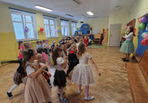 Dzieci uczestniczą w zabawie