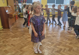 Dzieci tworzą pociąg i poruszają się w rytm muzyki