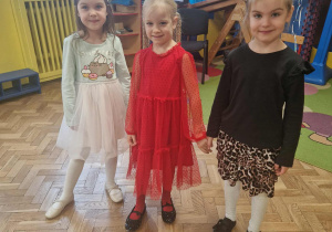 Trzy dziewczynki prezentują swoje sukienki