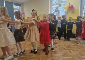 Dzieci tworzą pociąg i poruszają się w rytm muzyki