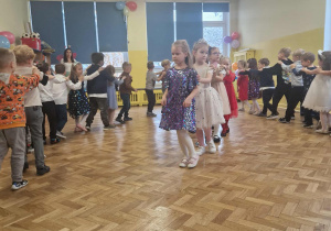 Dzieci tworzą pociąg i poruszają się w rytm muzyki