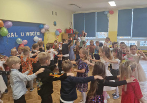 Dzieci tworzą pociąg i poruszają się w rytm muzyki