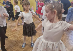 Dzieci poruszają się w rytm muzyki