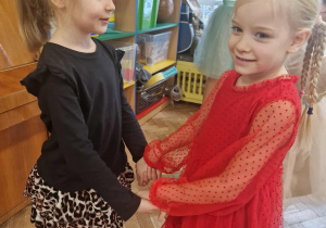 Dwie dziewczynki tańczą