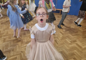 Dzieci tańczą i śpiewają znane utwory