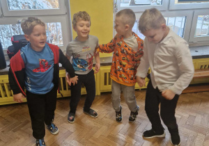 Czterech chłopców tańczy