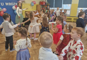 Dzieci tańczą w rytm muzyki